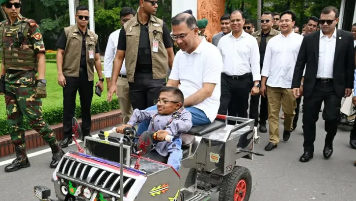 তরুণ উদ্ভাবকের পাশে প্রধানমন্ত্রী, চড়লেন বিশেষ স্মার্ট কারে